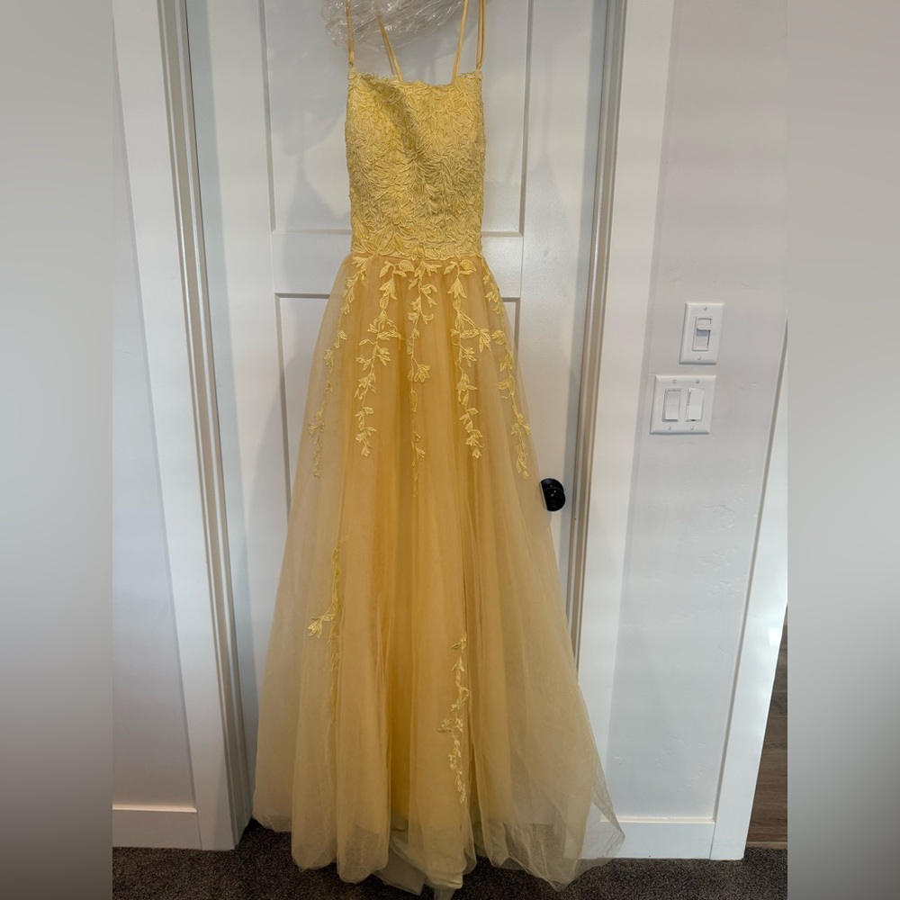 Elegant Yellow Lace and Tulle Prom Gown